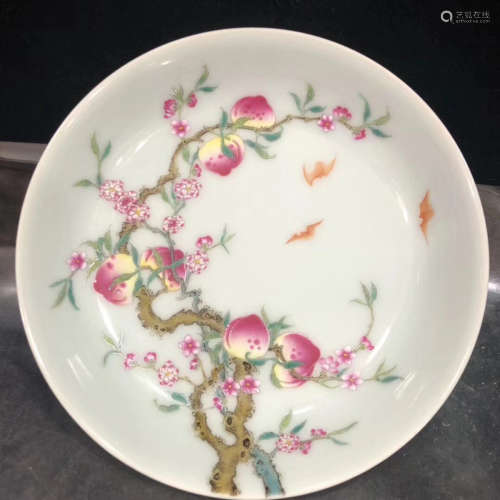 A PEACH PATTERN FAMILLE ROSE PLATE
