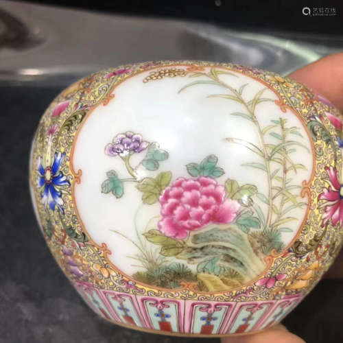 A FLORAL PATTERN ENAMEL EARTHEN BOWL