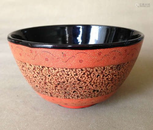 A FLORAL PATTERN BOWL WITH LACQUER