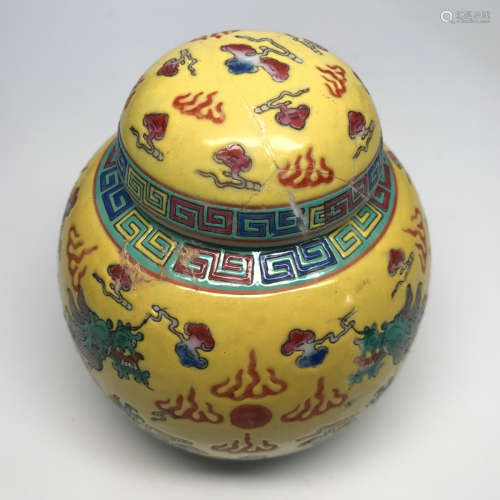 A DOUBLE DRAGON PATTERN YELLOW GLAZED COVERED POT