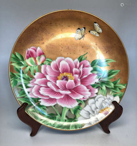 A PEONY&BUTTERFLY PATTERN PLATE WITH GOLD BASE