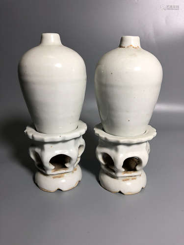 13TH CENTURY, A PAIR OF WHITE GLAZED WINE BOTTLES, YUAN DYNASTY