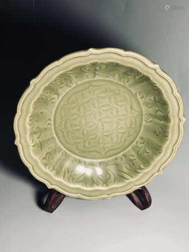 13TH CENTURY, A FLOWER DESIGN PLATE, YUAN DYNASTY