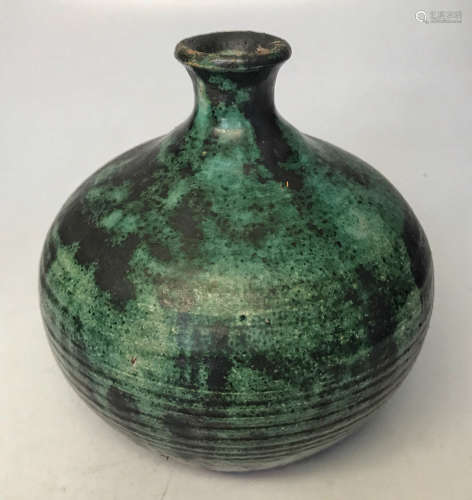 A BLACK&GREEN GLAZED POT