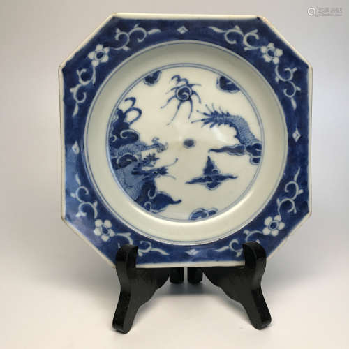 17TH CENTURY, A DRAGON PATTERN BLUE&WHITE SQUARE PLATE, LATE MING DYNASTY