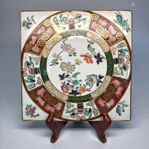 A FLORAL PATTERN FAMILLE ROSE PLATE