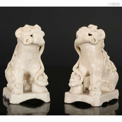 CHINESE PAIR OF PORCELAIN FOOLIONS