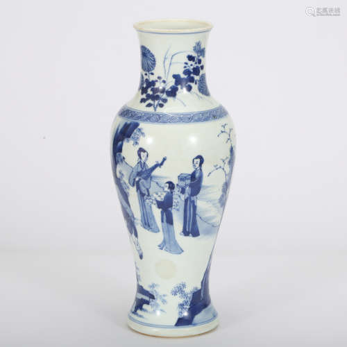 CHINESE BLUE AND WHITE FLOWER VASE