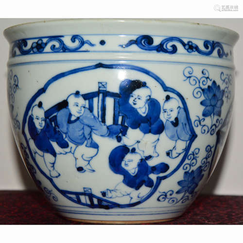 CHINESE BLUE AND WHITE PORCELAIN JAR