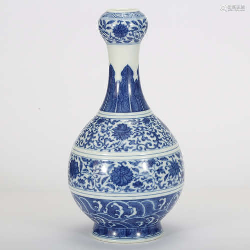 CHINESE BLUE AND WHITE GARLIC HEAD VASE