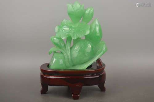 A GREEN JADE STONE CARVED LOTUS SHAPED PENDANT