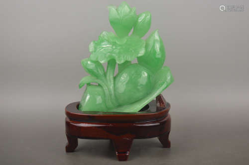 A GREEN JADE STONE CARVED LOTUS SHAPED PENDANT