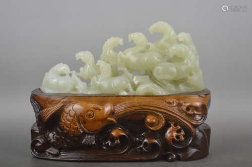 A JADE CARVED HORSES SHAPED ORANMENT