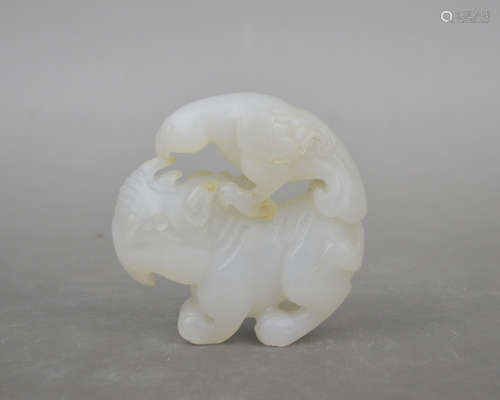 A JADE CARVED BEAST SHAPED PENDANT