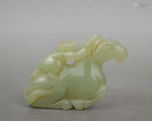 A JADE CARVED BEAST SHAPED PENDANT