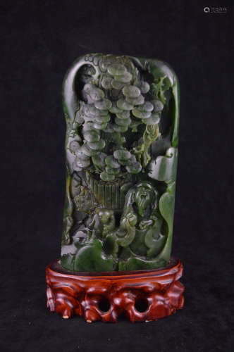 A GREEN JADE CARVED ORNAMENT