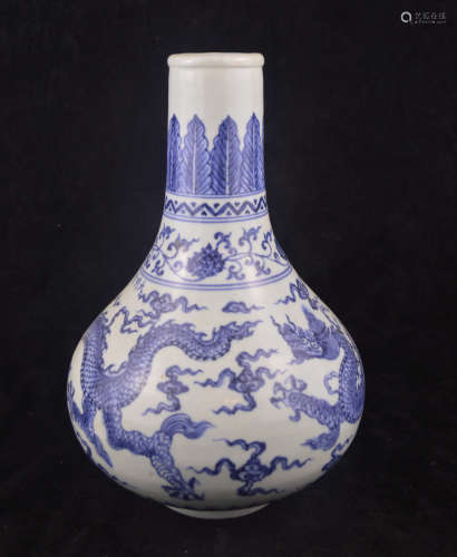 A BLUE AND WHITE DRAGON PATTERN VASE