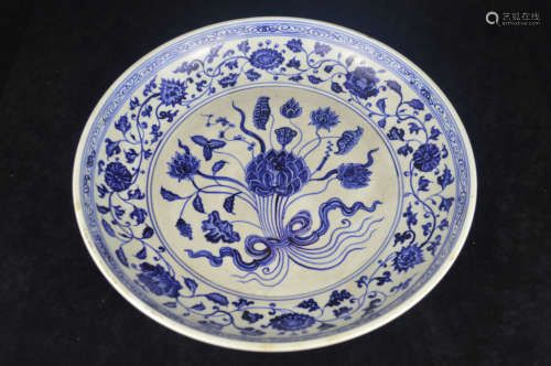 A BLUE AND WHITE LOTUS PATTERN CHARGER