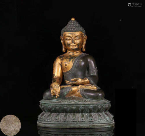 A GILT BROZNE MOLDED SHAKYAMUNI BUDDHA STATUE