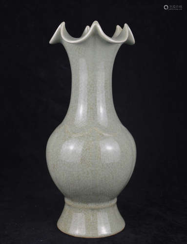 A CELADON FLORAL RIM SHAPED VASE