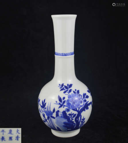 A BLUE AND WHITE FLORAL PATTER VASE