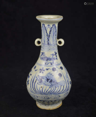 A BLUE AND WHITE FISH PATTERN VASE