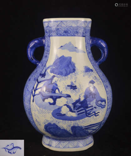 A BLUE AND WHITE DOUBLE-EAR FLAT VASE