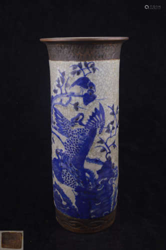 A BLUE AND WHITE STRAIGHT SHAPED VASE