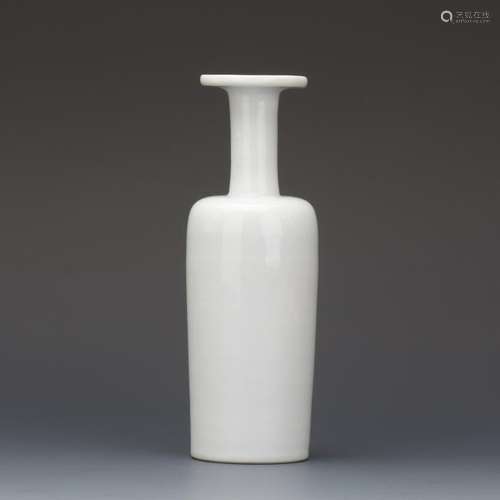 CHINESE PORCELAIN WHITE GLAZE VASE