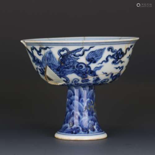 CHINESE PORCELAIN BLUE AND WHITE DRAGON STEM CUP