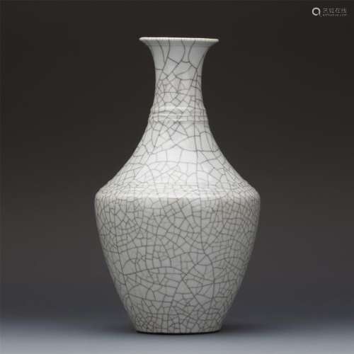 CHINESE PORCELAIN CRACKED GLAZE VASE