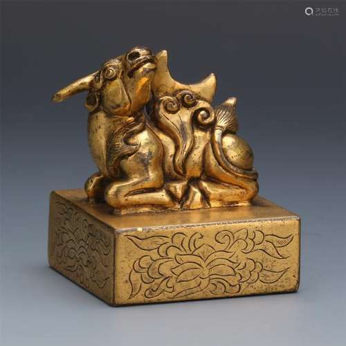 CHINESE GILT BRONZE SEATED BEAST SEAL