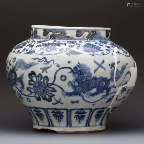 CHINESE PORCELAIN BLUE AND WHITE LION JAR