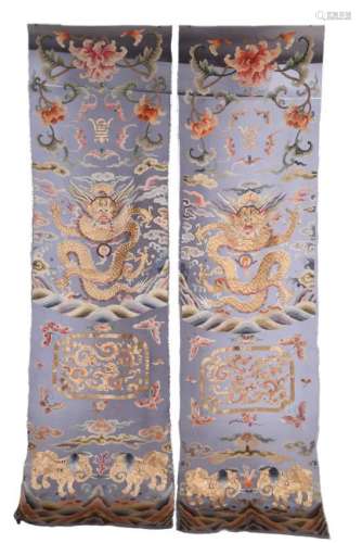 PAIR OF CHINESE EMBROIDERY TAPESTRY OF DRAGON
