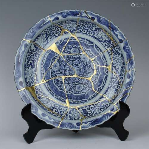 CHINESE PORCELAIN BLUE AND WHITE FLOWER CHARGER