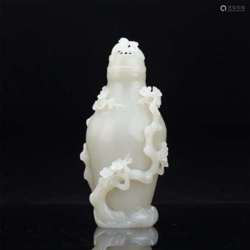 CHINESE JADE CRAVED LIDDED VASE WITH FLOWER