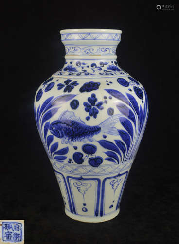 A BLUE AND WHITE FISH PATTERN VASE