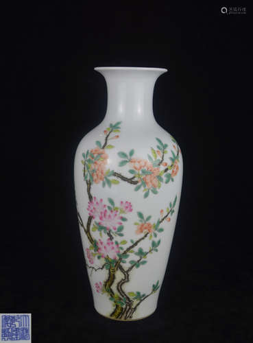 A ENAMELED FLORAL PATTERN BOTTLE VASE