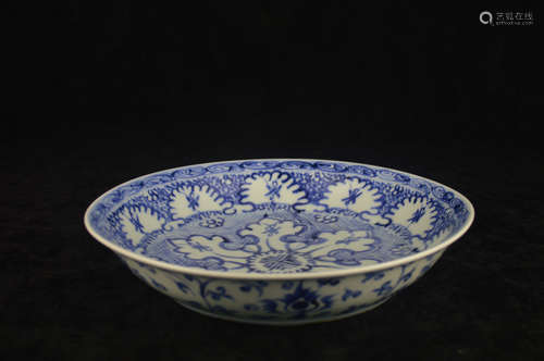 A BLUE AND WHITE FLORAL PATTERN PLATE