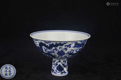 A BLUE AND WHITE DRAGON PATTERN STEM BOWL