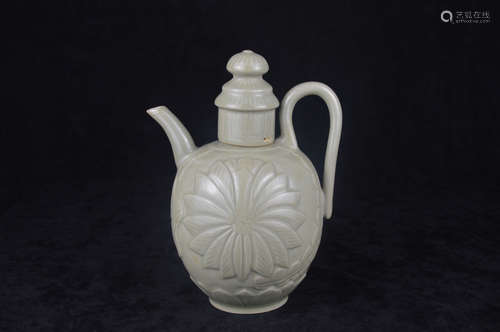 A YUEYAO FLORAL PATTERN EWER