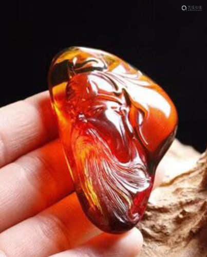 A AMBER CARVED GUANGONG FIGURE PENDANT