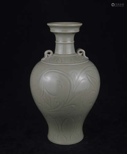 A YUEYAO INCISED FLORAL PATTERN VASE