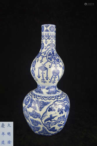 A BLUE AND WHITE SHOU PATTERN GOURD SHAPE VASE