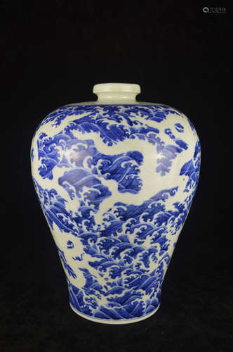 A BLUE AND WHITE DRAGON PATTERN MEI VASE