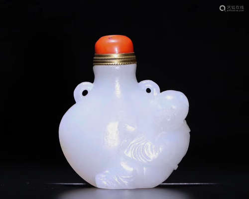 A HETIAN JADE CARVED SNUFF BOTTLE