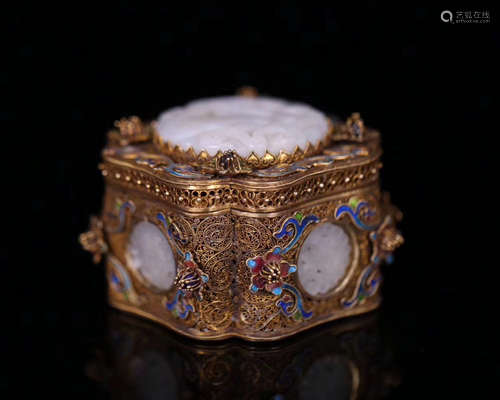 A WHITE JADE DECORATED GILT SILVER BOX