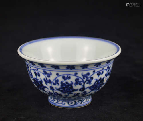 A BLUE AND WHITE LOTUS PATTERN BOWL