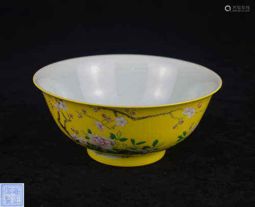 A ENAMELED YELLOW FLORAL&BIRD PATTERN BOWL