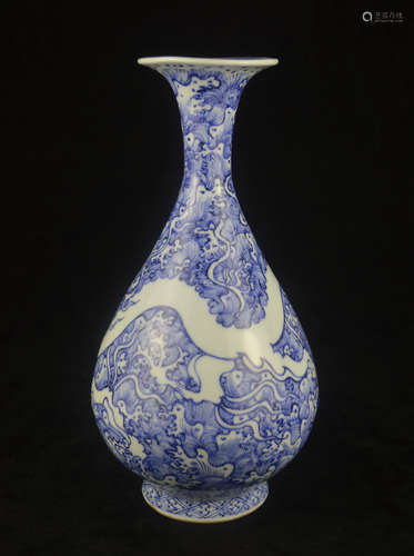 A BLUE AND WHITE DRAGON PATTERN PEAR SHAPED VASE